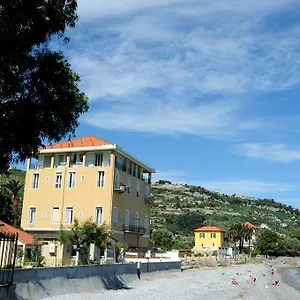 Holiday's Beach Aparthotel